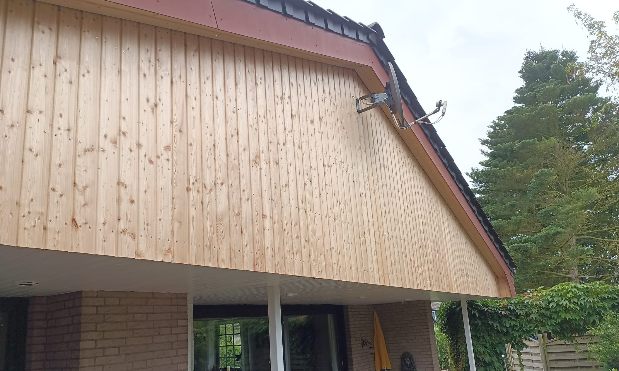 Neu verkleideter Dachüberstand aus Holz an einem Giebel