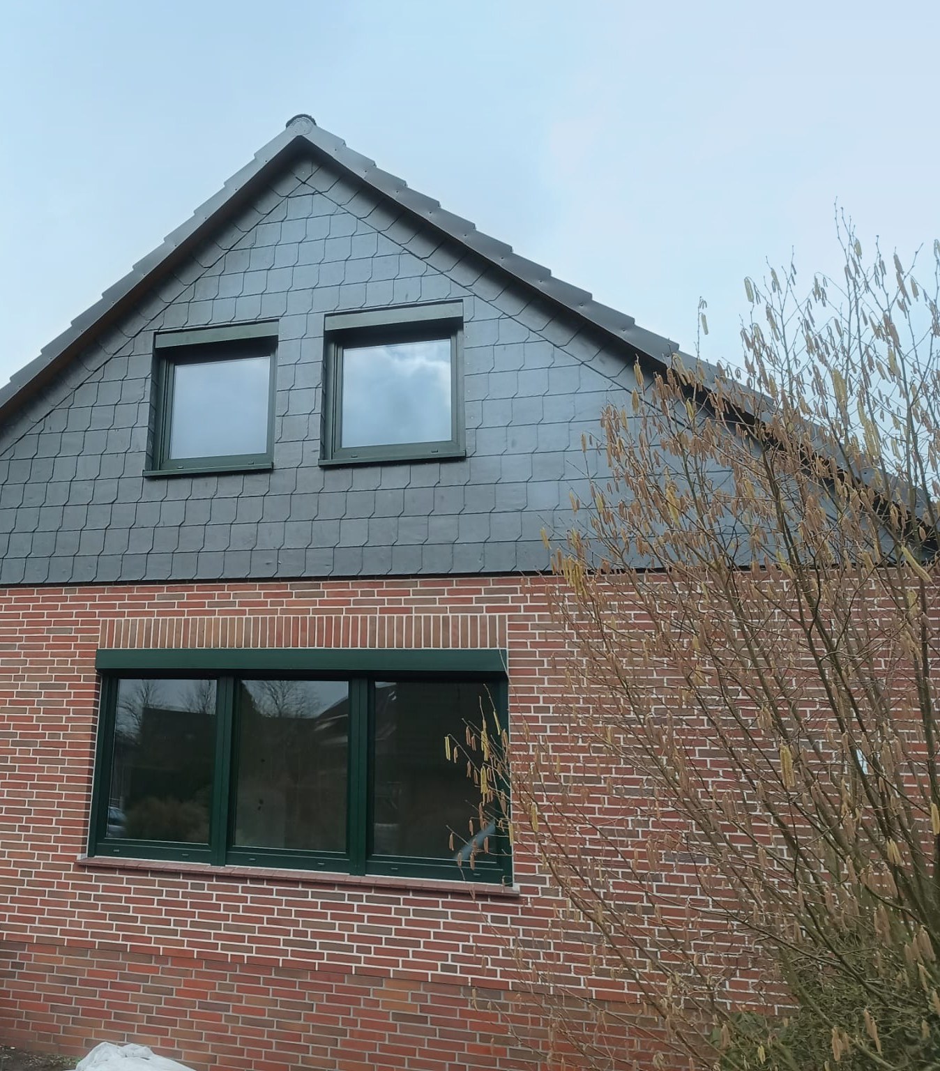 Hausfassade mit Klinker und Schiefergiebel