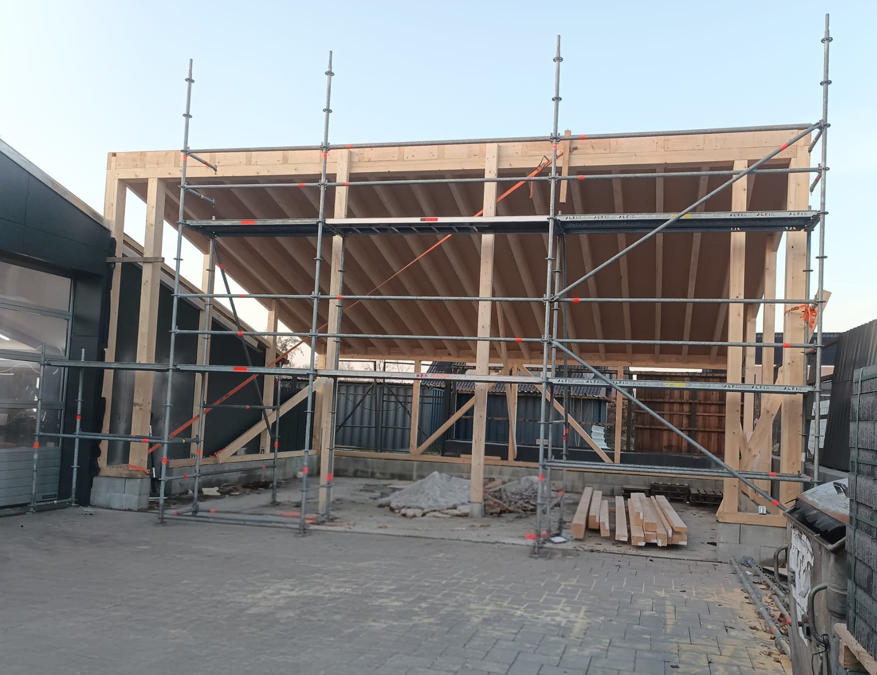 Dachstuhl im Holzrahmenbau mit Baugerüst im Rohbau