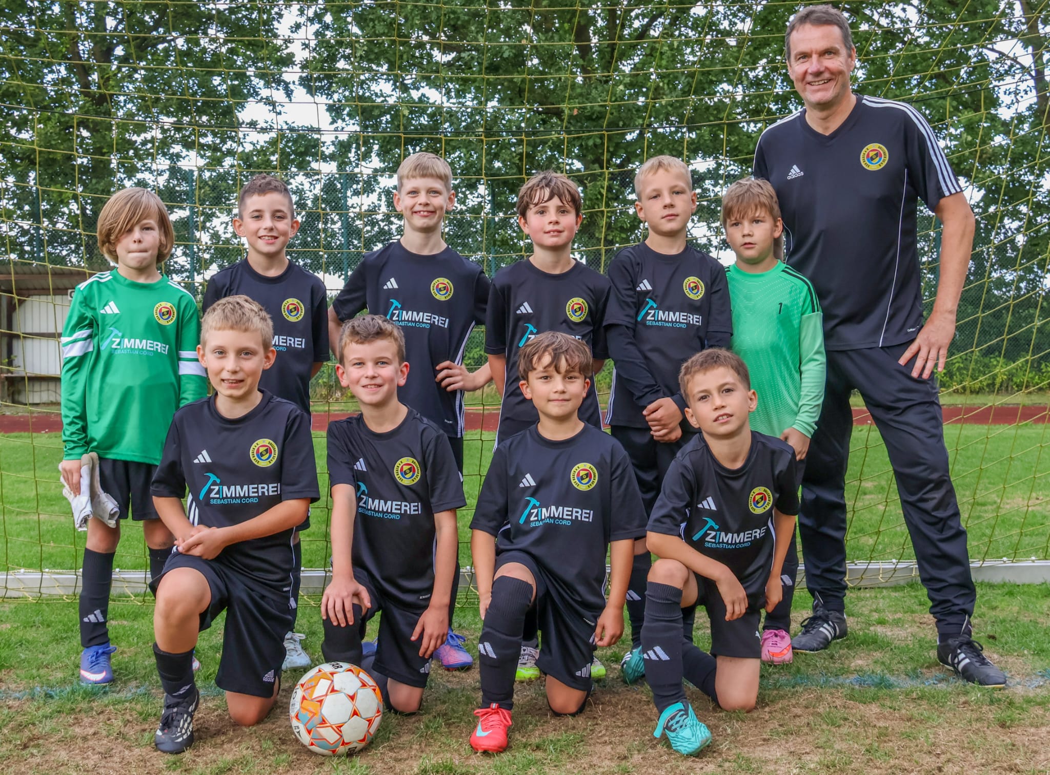 U10-Jugendmannschaft der JSG Dollern/Hagen in Trikots der Zimmerei Sebastian Cord