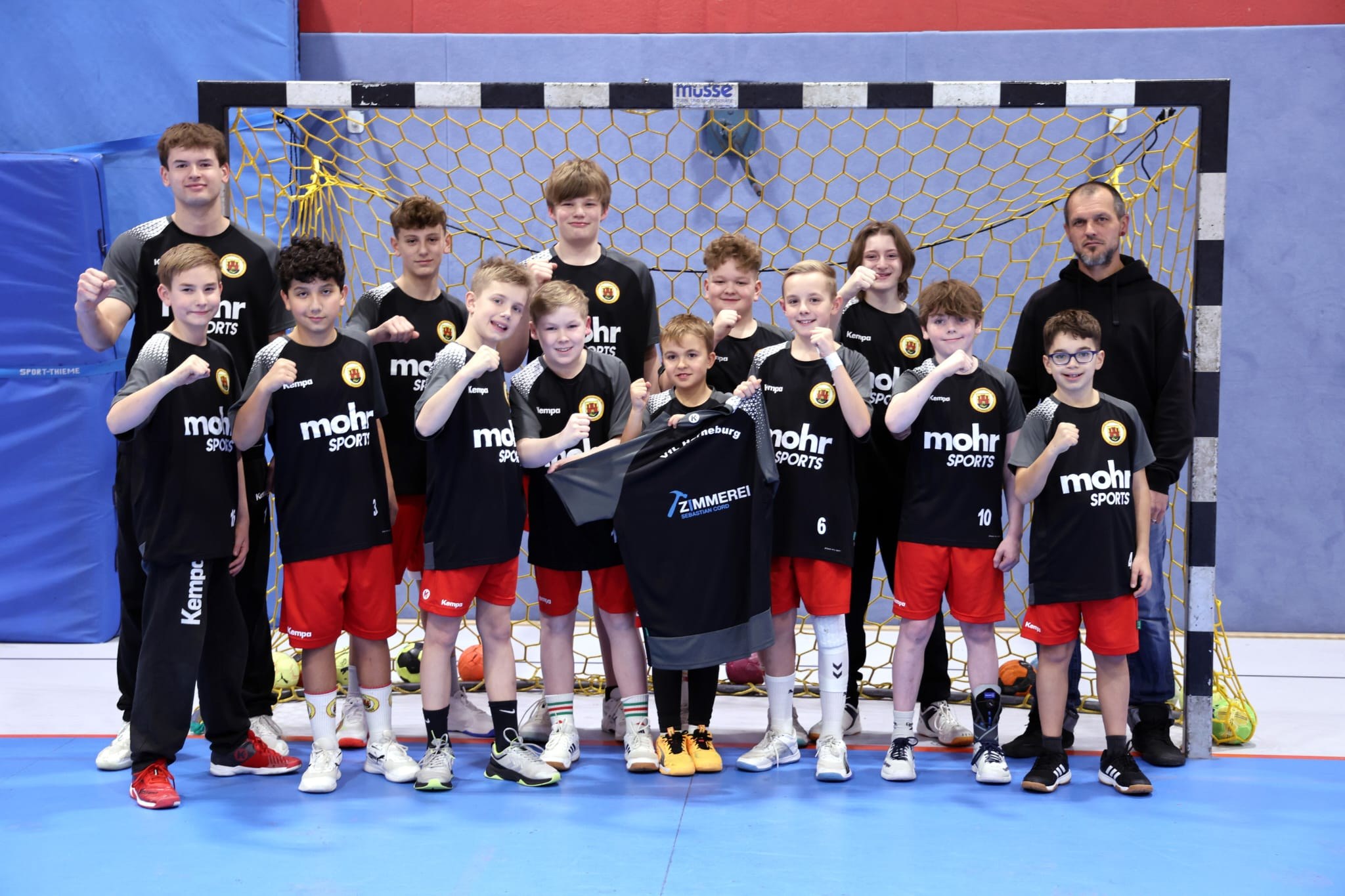 Handball-Jugendmannschaft des VfL Horneburg mit dem Trikot der Zimmerei Sebastian Cord